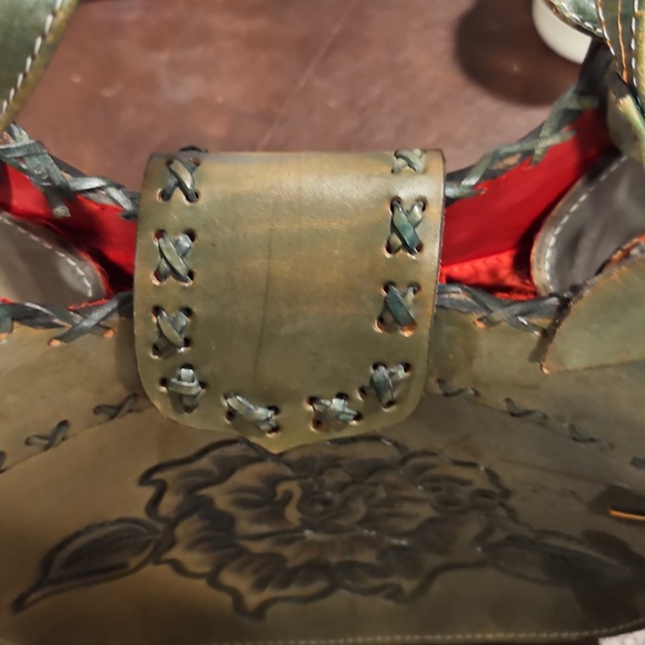 Elegant Floral Embossed Leather Shoulder Bag - Picture 4 of 4